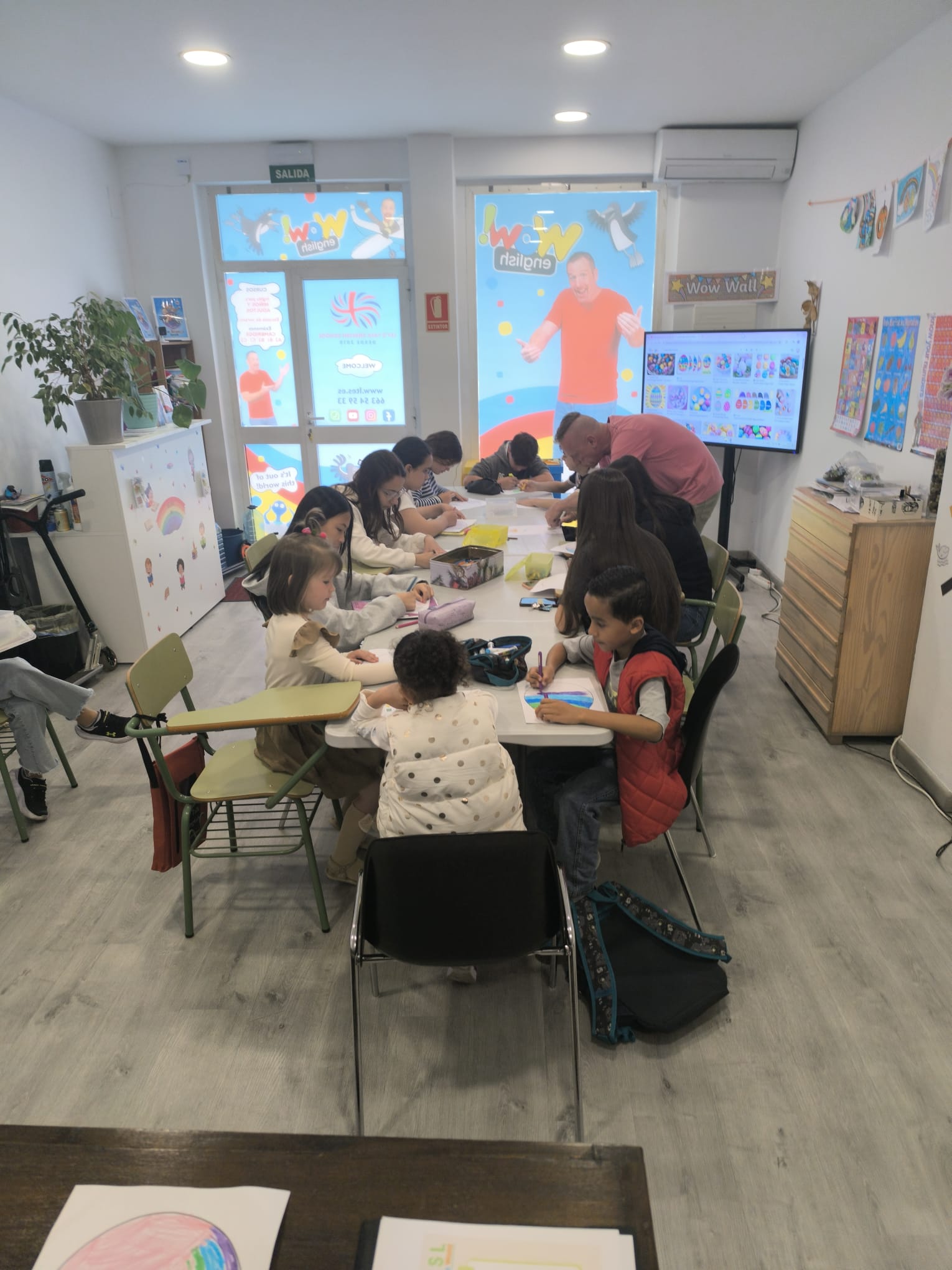 Profesor y alumnos aprendiendo inglés en Let’s Talk English School