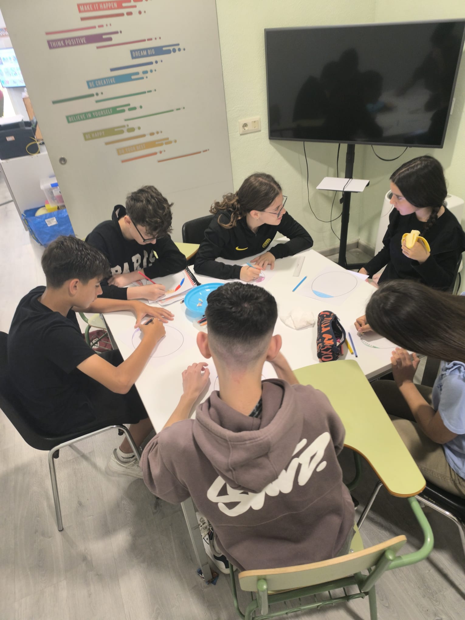 Alumnos disfrutando de una actividad WOW! English 4
