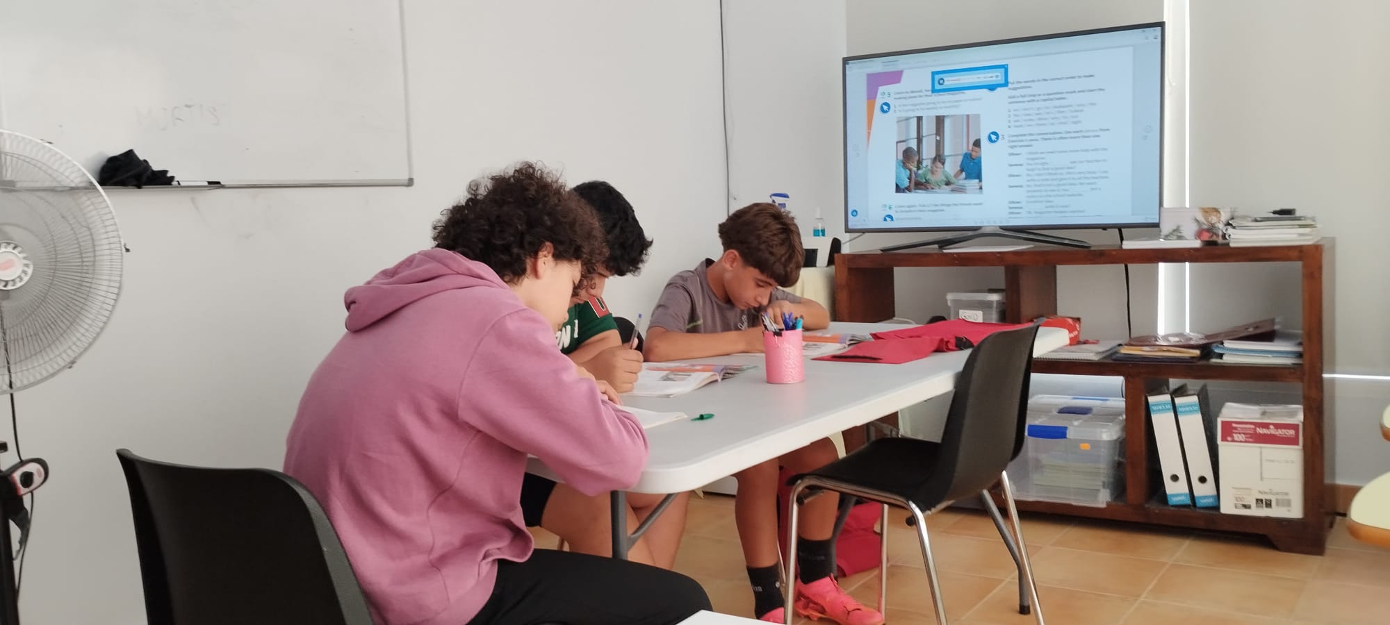Alumnos disfrutando de una actividad WOW! English 6